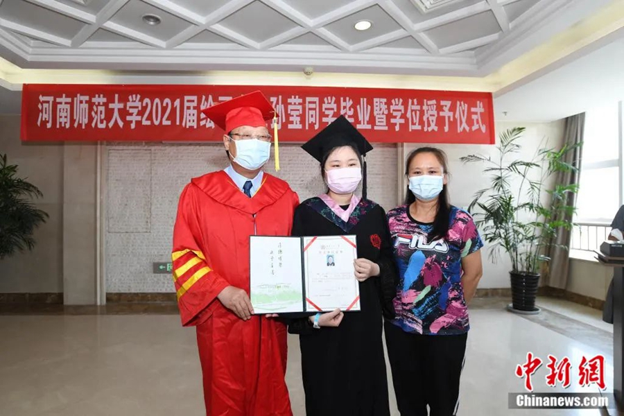 Special graduation ceremony held for university girl fighting cancer