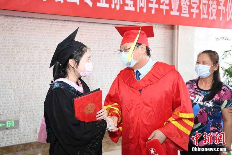 Special graduation ceremony held for university girl fighting cancer