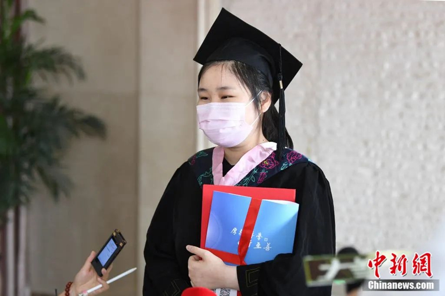 Special graduation ceremony held for university girl fighting cancer