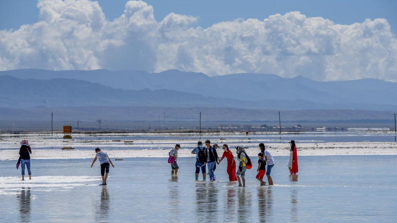 China's Qinghai-Tibet Highway on “Roof of the World” leads people to prosperity