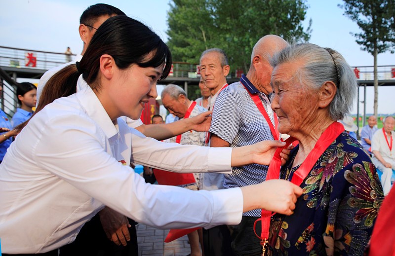Zhangshi township, Weishi county, Kaifeng city, central China’s Henan province, awards commemorative medals to members of the Communist Party of China (CPC) bearing five decades of party membership, June 28, 2021. (People’s Daily Online/Li Xinyi)