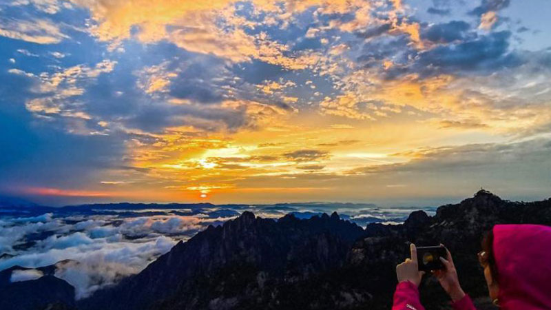 Huangshan Mountain shows picturesque scenery