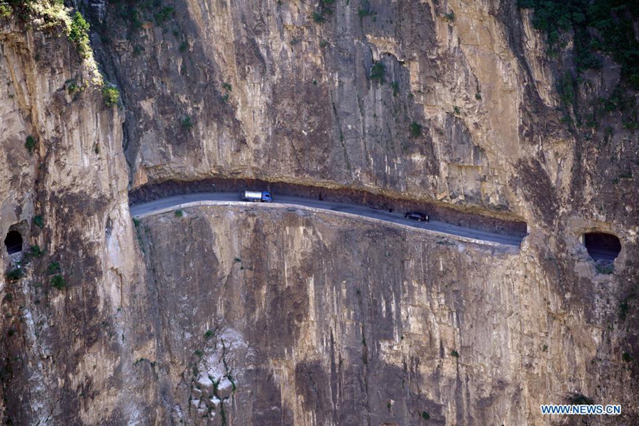 Road over cliff seen in Pingshun County, north China's Shanxi
