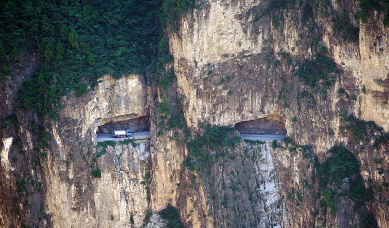 Road over cliff seen in Pingshun County, north China's Shanxi