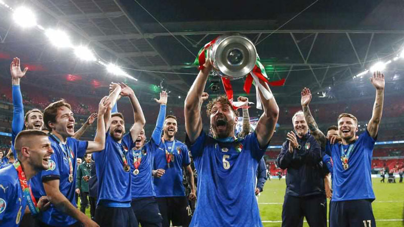 Italy lift European Championship after penalty shootout against England