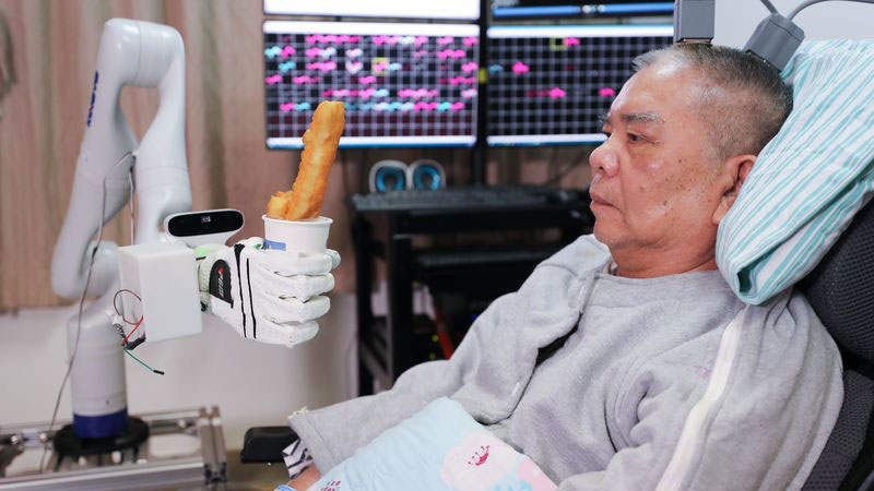 China's elderly embrace big tech, senior-friendly products