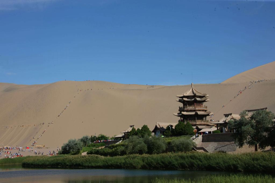 Ecological restoration project brings new life to Dunhuang's Crescent Moon Spring