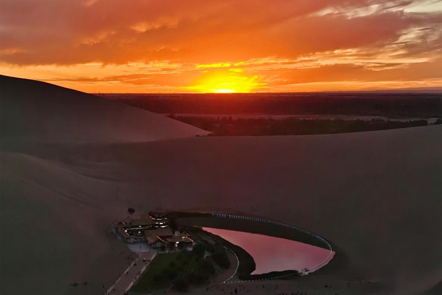 Ecological restoration project brings new life to Dunhuang's Crescent Moon Spring