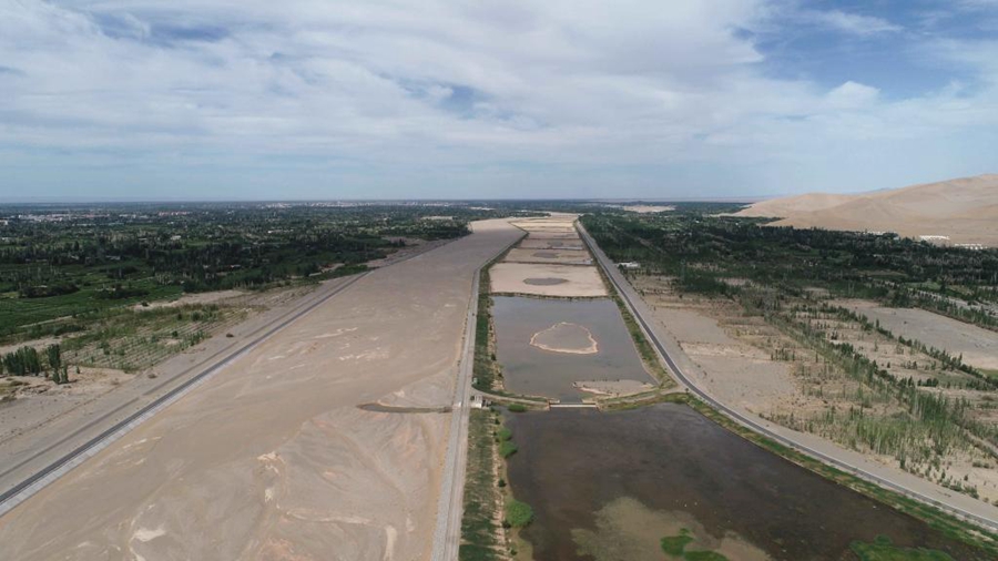 Ecological restoration project brings new life to Dunhuang's Crescent Moon Spring