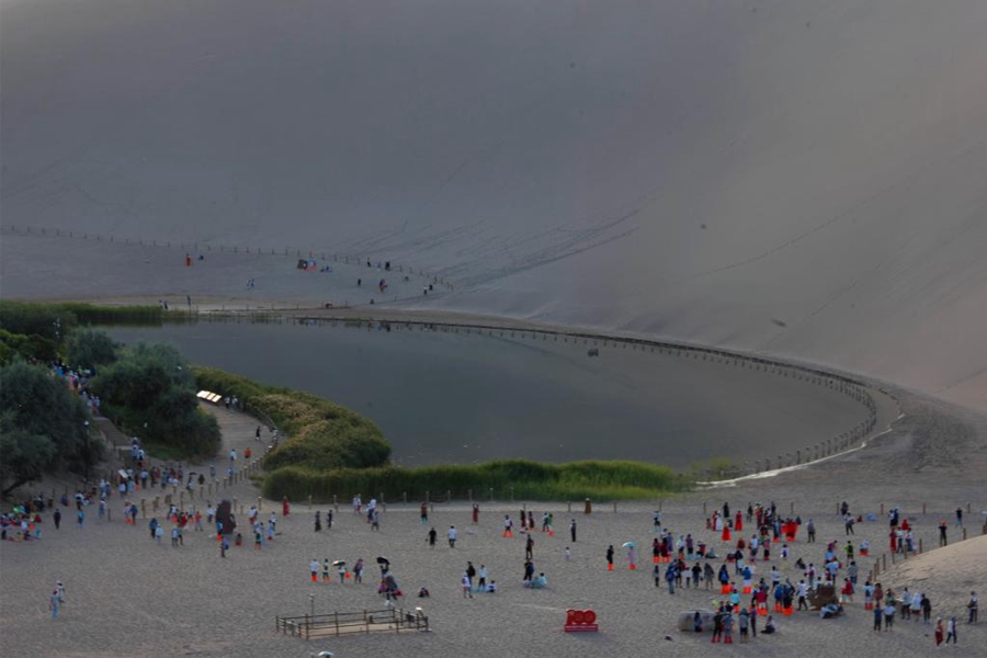 Ecological restoration project brings new life to Dunhuang's Crescent Moon Spring