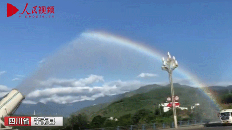 SW China's street sprinkler becomes "rainbow maker"