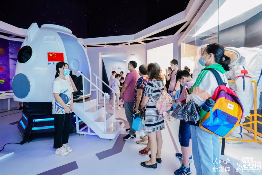 Immersive center gives Shanghai residents experience of space travel