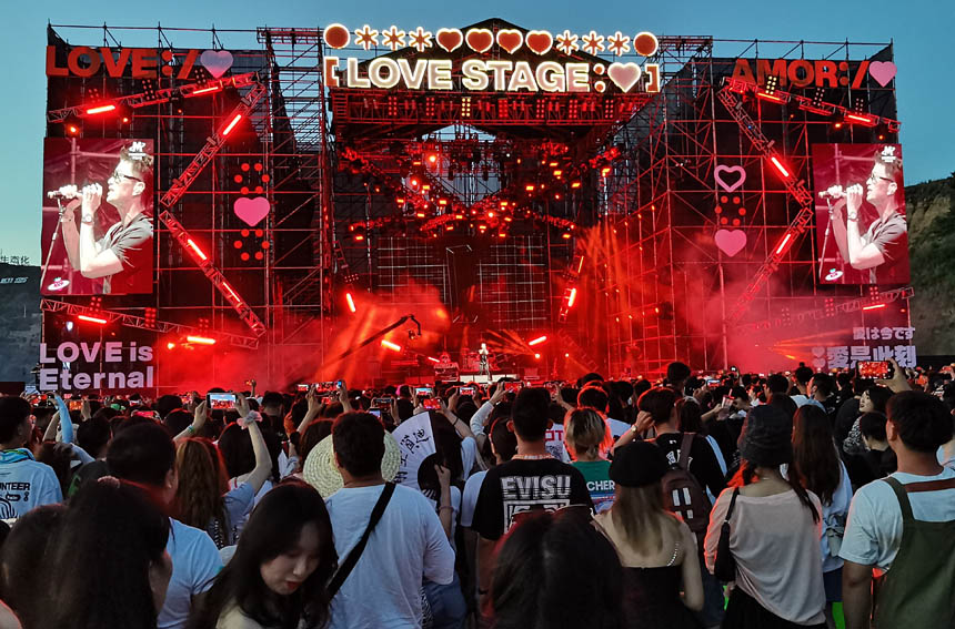 Strawberry Music Festival kicks off on racetrack in NE China