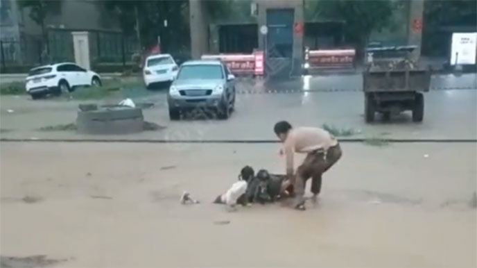 Passerby risks life to rescue mother, children in Central China's Zhengzhou