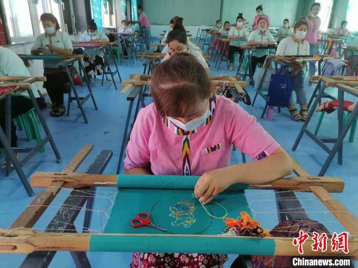 Embroidery workshop boosts women farmers’ incomes in southern Xinjiang