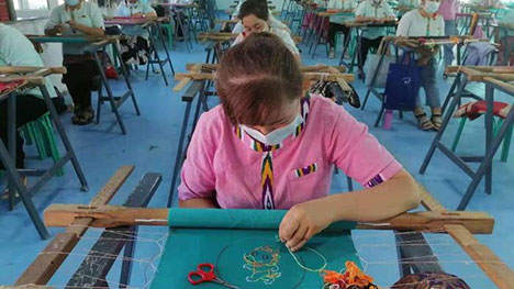 Embroidery workshop boosts women farmers’ incomes in southern Xinjiang