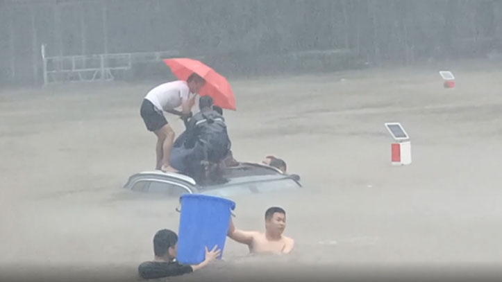 Chinese family saved from fatal floods thanks to good Samaritans