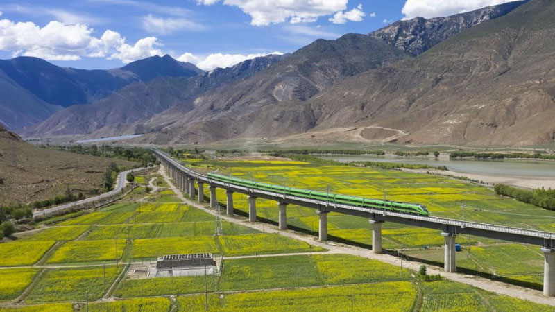 Lhasa-Nyingchi railway in SW China’s Tibet injects vitality into areas along route