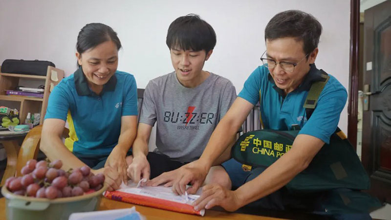 Veteran postman delivers university admission letter to his own son