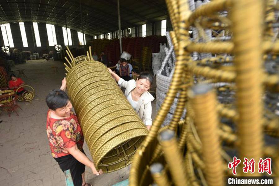 Rattan chair-weaving business in N China lifts 7,000 villagers out of poverty