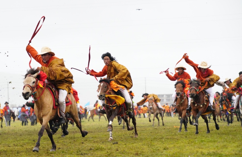 Horse racing event held in Litang, SW China's Sichuan