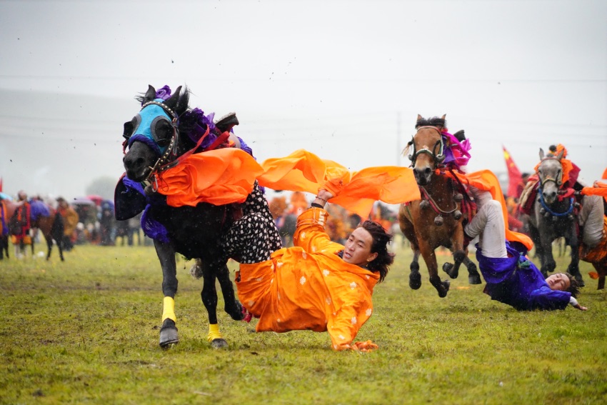 Horse racing event held in Litang, SW China's Sichuan