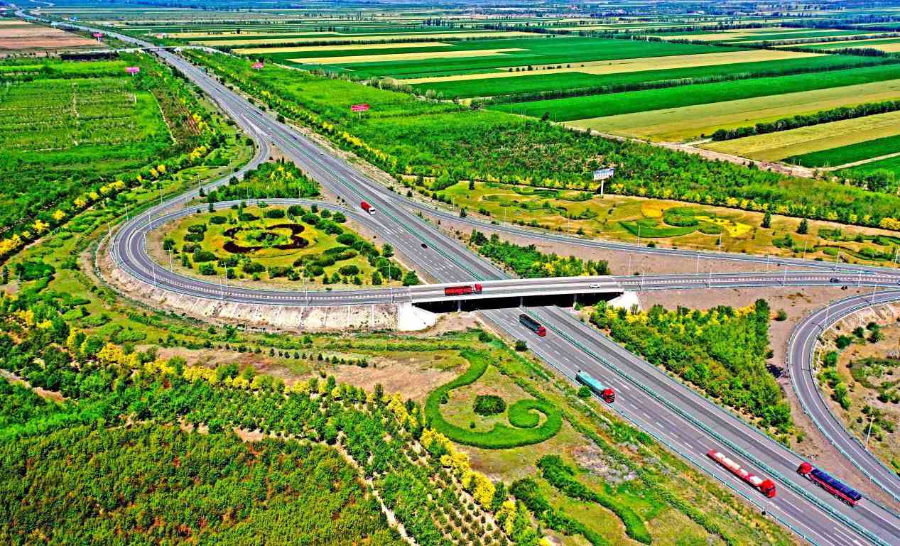 Changes in Chinese countryside in the eyes of auto repair shop owner in Xinjiang