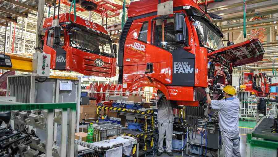 China's manufacturing PMI edges down to 50.4 in July