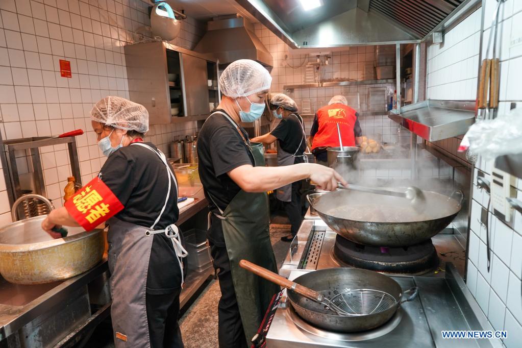 E China's community organizes catering team to help seniors citizens in COVID-19 fight