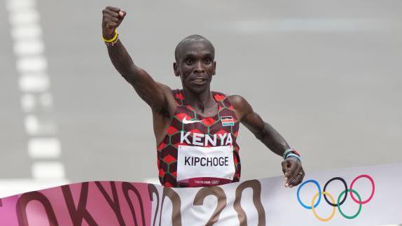 Kenyan Eliud Kipchoge wins men's marathon gold medal at Tokyo Olympics