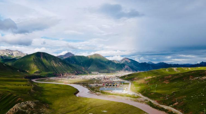 Picturesque scenery spotted in Zadoi County, China's Qinghai