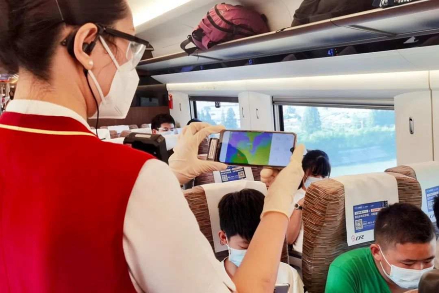 Beijing Railway employs phone-like device to check passengers’ body temperatures