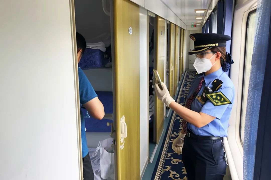 Beijing Railway employs phone-like device to check passengers’ body temperatures