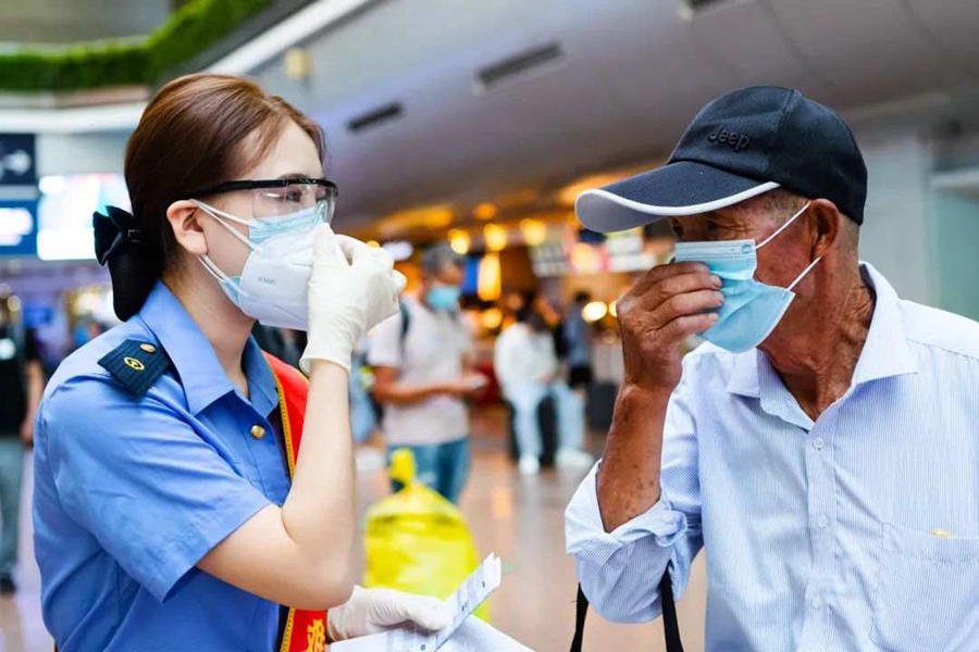 Beijing Railway employs phone-like device to check passengers’ body temperatures