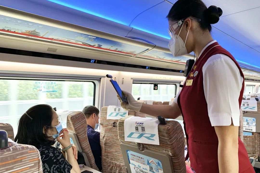 Beijing Railway employs phone-like device to check passengers’ body temperatures