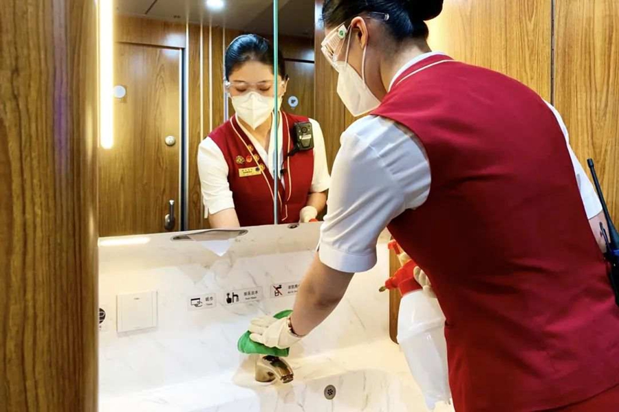 Beijing Railway employs phone-like device to check passengers’ body temperatures