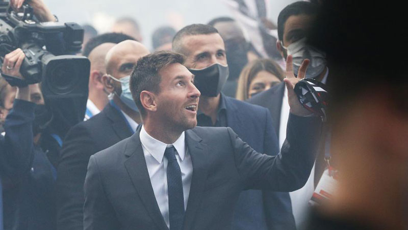 Messi attends press conference as PSG player in Paris