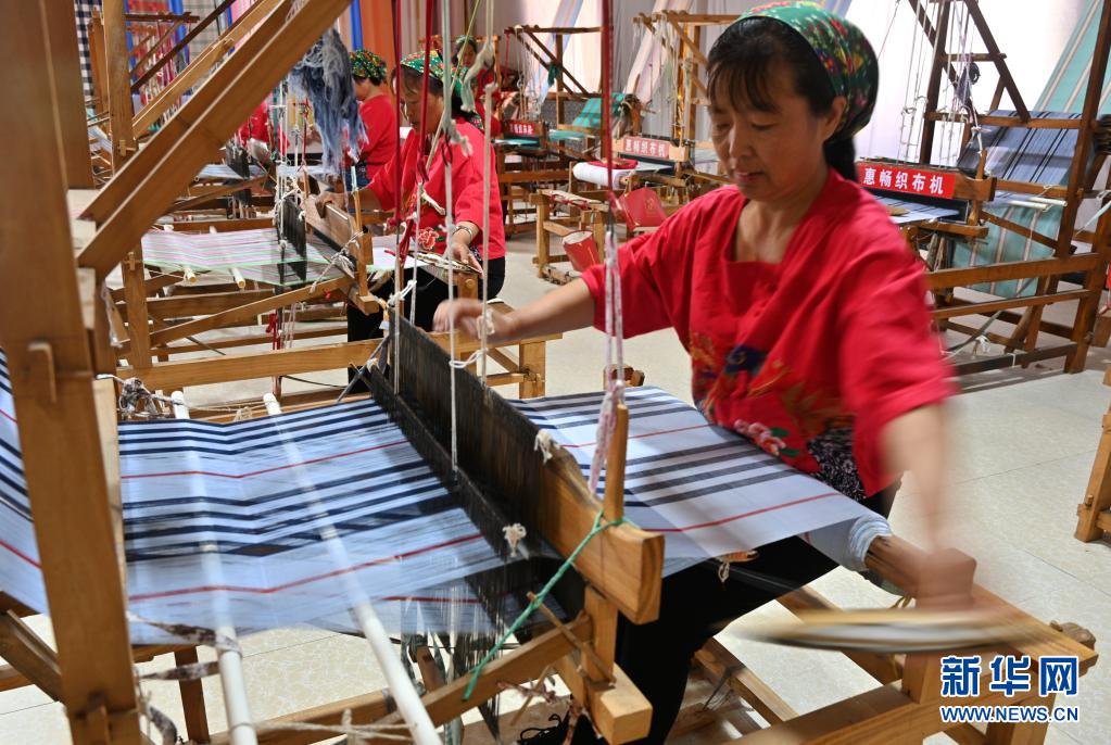 Homespun cloth helps increase villagers’ incomes in N China’s Shanxi province