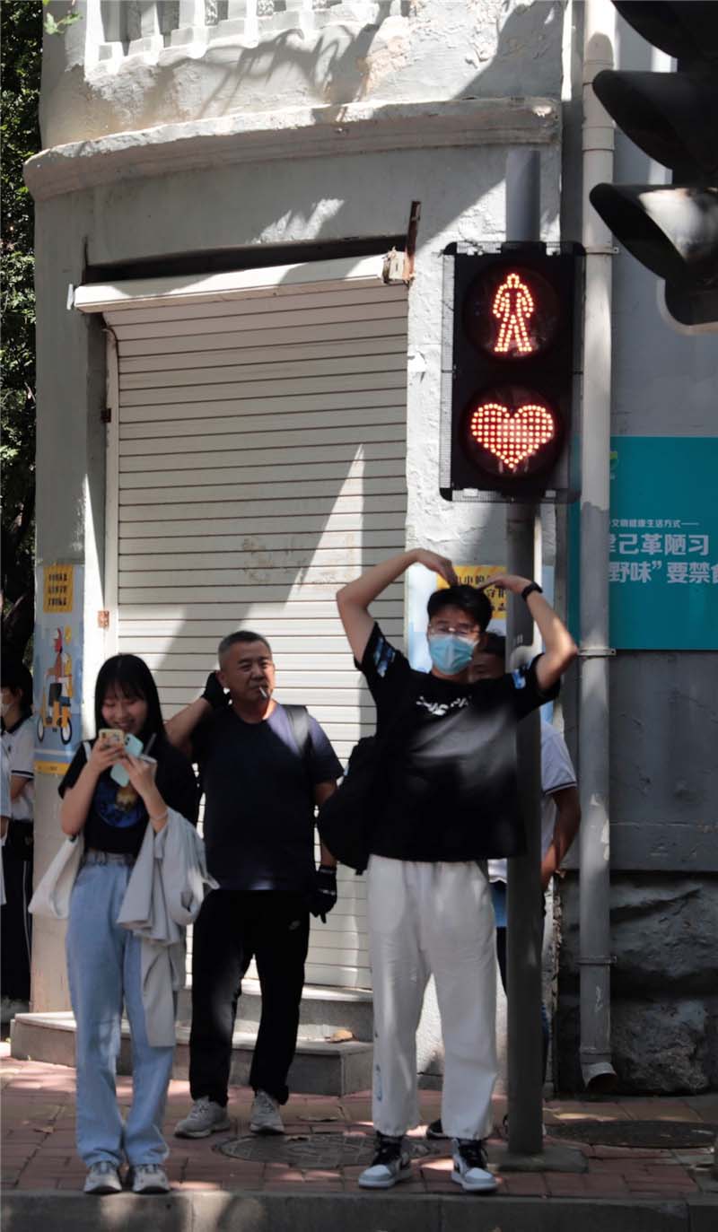 Traffic lights turned into shape of hearts in Jinan to remind people to abide by traffic rules