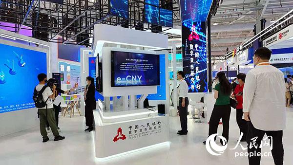 Visitors learning about digital renminbi payments at the exhibition booth for the Digital Currency Research Institute of the People's Bank of China during the China International Fair for Trade in Services (CIFTIS). (People's Daily Online/Li Tong)