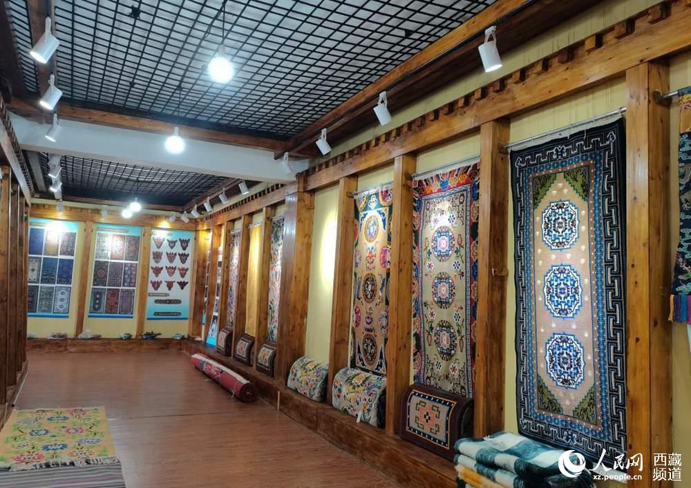 Young entrepreneurs in SW China’s Tibet help improve local people’s lives through traditional carpets