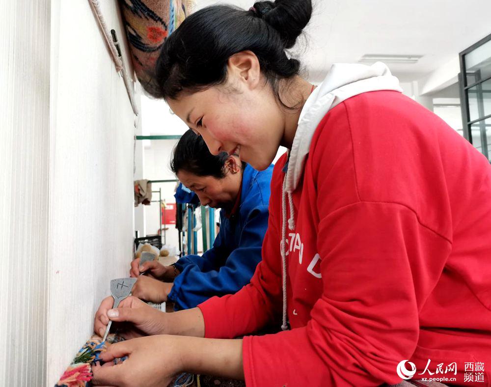 Young entrepreneurs in SW China’s Tibet help improve local people’s lives through traditional carpets