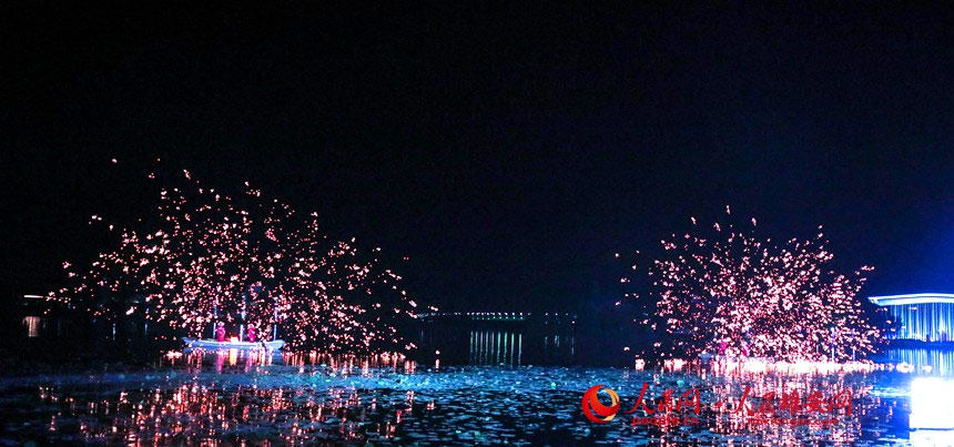 Artists perform ‘iron flowers’ show in Xiongan New Area