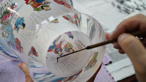 Chinese craftsman creates inside painting works