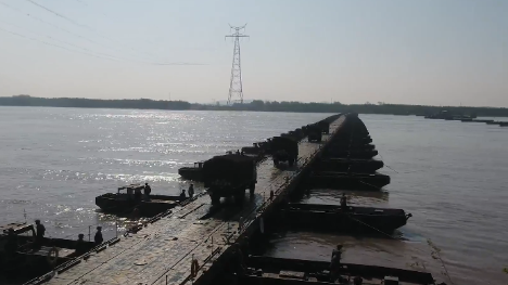 Chinese soldiers build 1,000-meter pontoon bridge across Yangtze River in 28 minutes