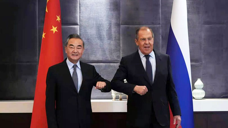 Chinese, Russian FMs pledge to step up bilateral cooperation