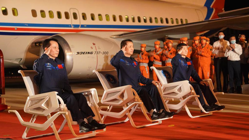 Shenzhou-12 astronauts arrive in Beijing