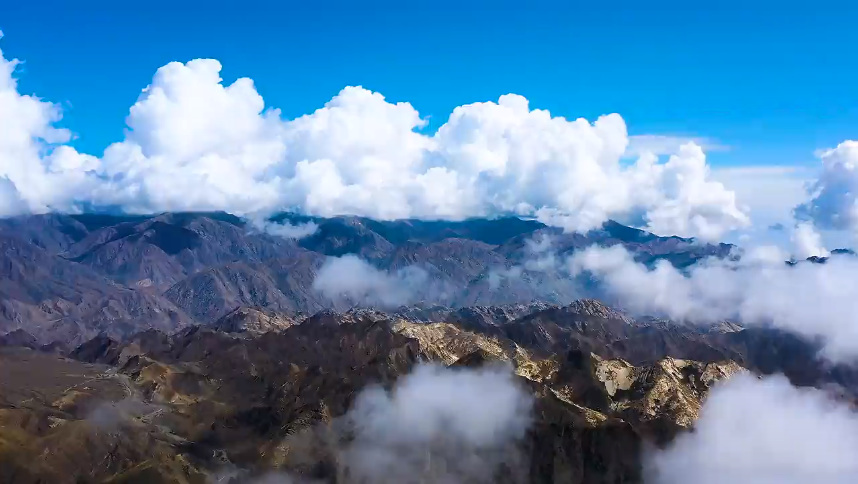 Breathtaking sea of clouds drift over Tianshan Mountains in Xinjiang