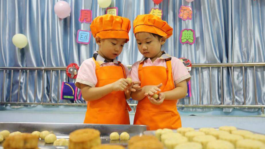 Kindergarten holds folk culture activity to greet upcoming Mid-Autumn Festival in Hebei