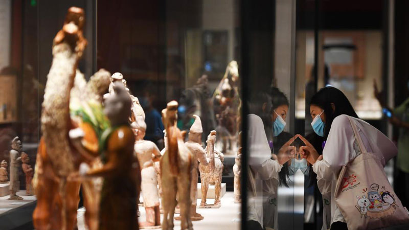 People visit Henan Museum in central China during Mid-Autumn Festival holiday